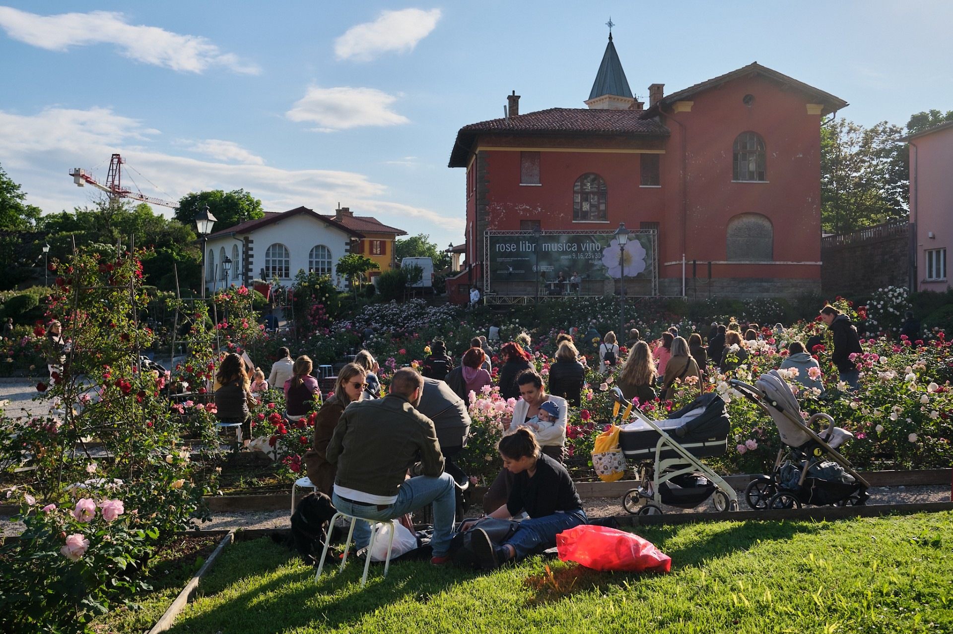 Nel roseto del Parco di San Giovanni a Trieste la XV edizione di “Rose Libri Musica Vino”